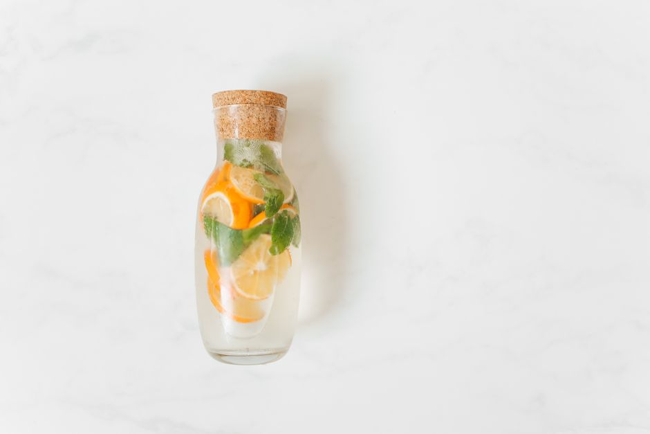 Eaux aromatisées : citron, concombre, menthe